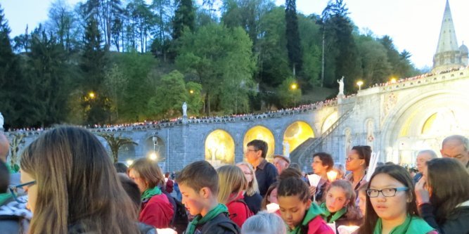 Lourdes procession aux flambeaux